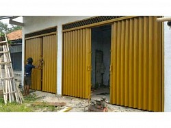 Pemasangan dan pengecetan folding gate